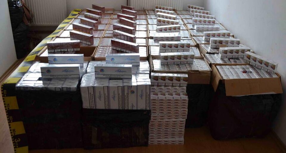 Inculpații din dosar au fost obligați să restituie și diferite sume de bani către statul român, bani rezultați din neplata accizelor pentru țigările de contrabandă găsite la domiciliile lor
