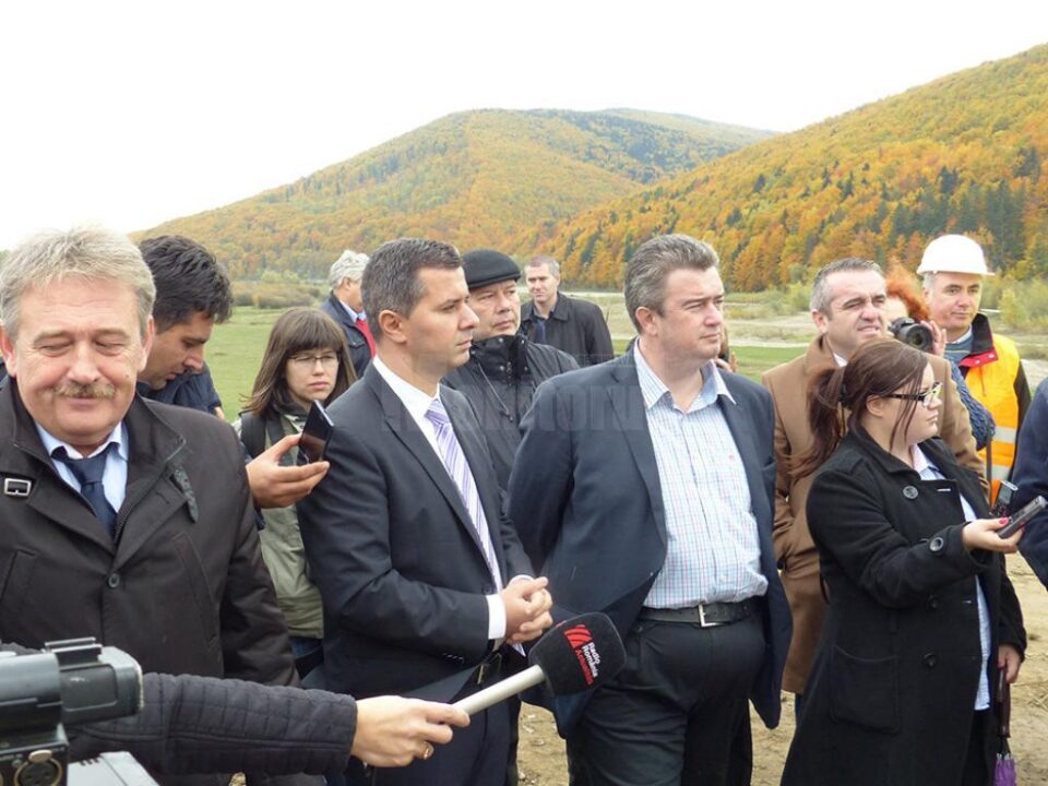 Ministrul Fondurilor Europene a vizitat șantierul de închidere a fostei gropi de gunoi din Gura Humorului Ministrul Fondurilor Europene a vizitat șantierul de închidere a fostei gropi de gunoi din Gura Humorului