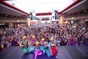 Peste 3.000 de copii, însoțiți de părinți și bunici, au luat parte la spectacolul „Am o căsuță mică", susținut de Gașca Zurli, la Shopping City Suceava