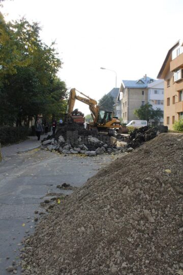 Gropi de aproape șapte metri adâncime pentru înlocuirea conductelor de canalizare de la intrarea în Obcini