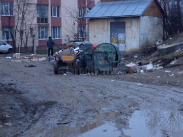 Pentru a ajunge la buncărele de gunoi este nevoie obligatoriu de cizme de cauciuc