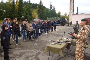 Militarii le-au vorbit elevilor despre avantajele unei cariere militare și au încercat să le stârnească interesul cu tehnica de luptă și activități practice