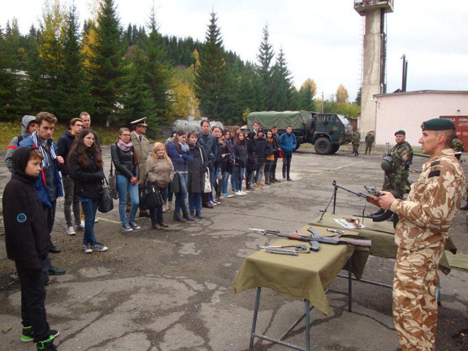Militarii le-au vorbit elevilor despre avantajele unei cariere militare și au încercat să le stârnească interesul cu tehnica de luptă și activități practice Militarii le-au vorbit elevilor despre avantajele unei cariere militare și au încercat să le stârnească interesul cu tehnica de luptă și activități practice