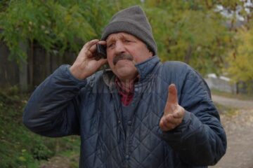 Panică în Vadu Moldovei. Un porc agresiv atacă animalele întâlnite în cale