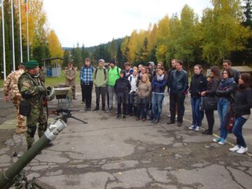 Militarii și-au prezentat tehnica și oferta de școlarizare în școli sucevene