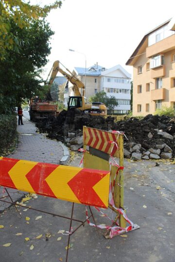 Strada Corneliu Coposu este închisă circulației rutiere de săptămâna trecută, de joi, din cauza unor lucrări de înlocuire a vechilor conducte de canalizare