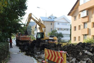 Strada Corneliu Coposu este închisă circulației rutiere de săptămâna trecută, de joi, din cauza unor lucrări de înlocuire a vechilor conducte de canalizare