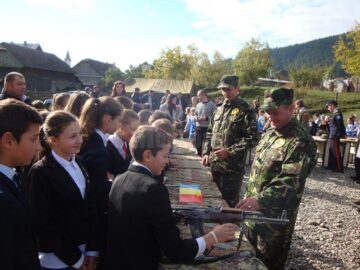 Militarii și-au prezentat tehnica și oferta de școlarizare în școli sucevene
