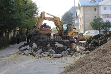 Gropi de aproape șapte metri adâncime pentru înlocuirea conductelor de canalizare de la intrarea în Obcini