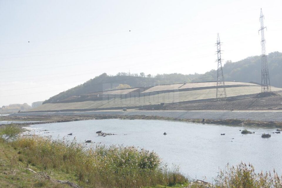 Fosta groapă de gunoi a Sucevei va fi acoperită cu iarbă Fosta groapă de gunoi a Sucevei va fi acoperită cu iarbă