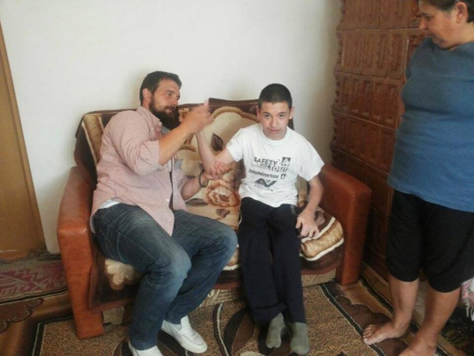 Alexandru Popescu, în vârstă de 15 ani, diagnosticat cu “tetrapareză spastică fără locomoție”, va fi operat pe 10 noiembrie, la o clinică de ortopedie din Chișinău Alexandru Popescu, în vârstă de 15 ani, diagnosticat cu “tetrapareză spastică fără locomoție”, va fi operat pe 10 noiembrie, la o clinică de ortopedie din Chișinău