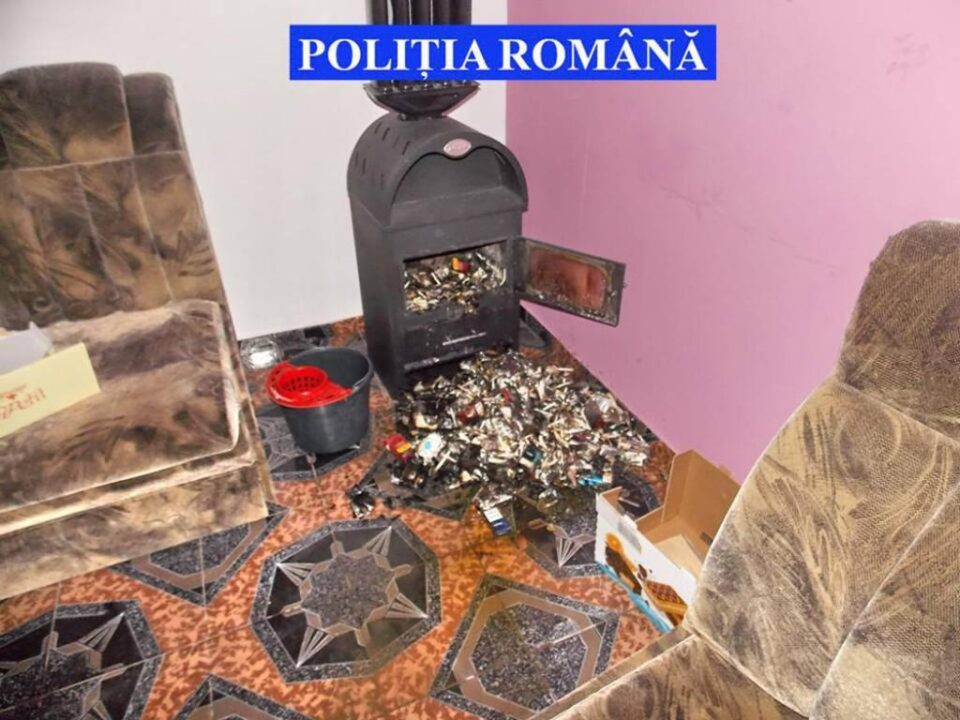 A pus țigările pe foc, în sobă, în timp ce mascații îi băteau la ușă