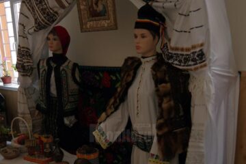 O parte din piesele vestimentare expuse au peste 100 de ani