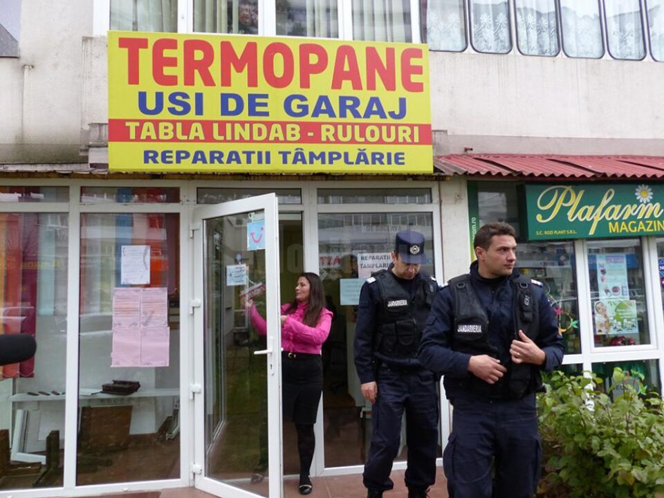 Firmă de termopane reclamată pentru înșelăciuni grosolane, închisă cu jandarmii