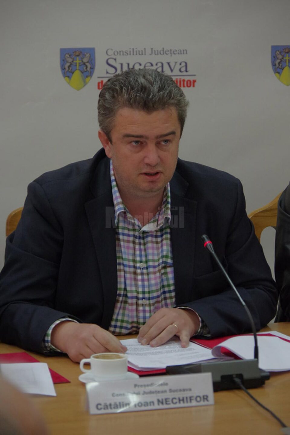 Președintele Consiliului Județean Suceava, Cătălin Nechifor, i-a cerut public demisia liderului consilierilor județeni ai PNL, Vasile Ilie, pentru „minciună prin omisiune”