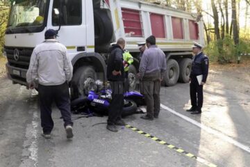 Tânărul a scăpat cu mult noroc din ceea ce putea fi o tragedie, după ce a sărit de pe motocicleta care s-a izbit violent de camion