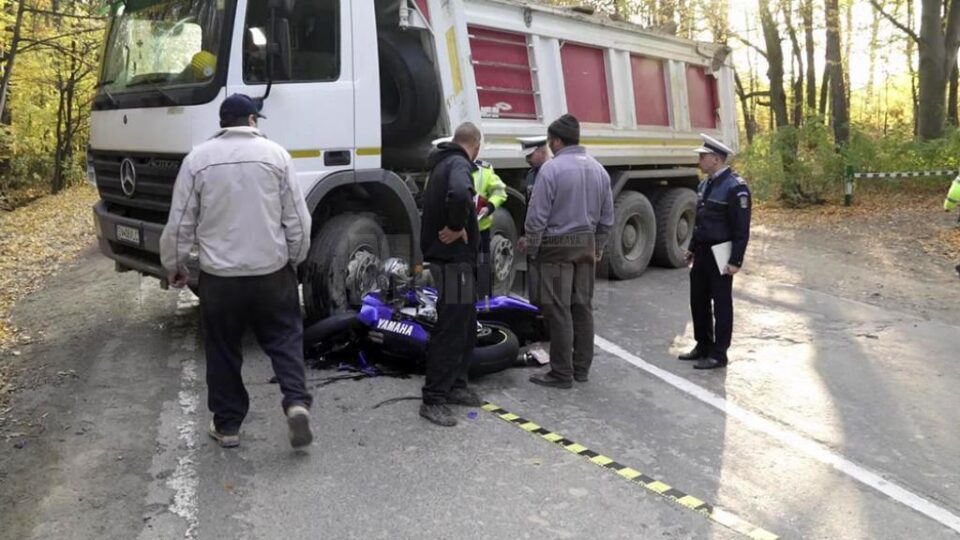 Tânărul a scăpat cu mult noroc din ceea ce putea fi o tragedie, după ce a sărit de pe motocicleta care s-a izbit violent de camion Tânărul a scăpat cu mult noroc din ceea ce putea fi o tragedie, după ce a sărit de pe motocicleta care s-a izbit violent de camion