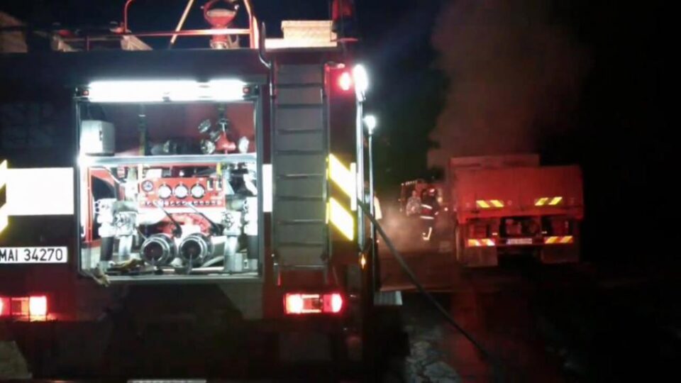 Focul a distrus în totalitate cabina autocamionului MAN, însă incendiul a fost stopat înainte de a ajunge la rezervor Focul a distrus în totalitate cabina autocamionului MAN, însă incendiul a fost stopat înainte de a ajunge la rezervor