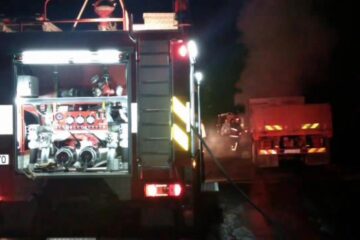 Focul a distrus în totalitate cabina autocamionului MAN, însă incendiul a fost stopat înainte de a ajunge la rezervor