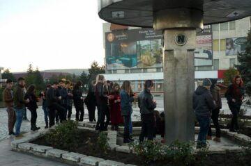 Fălticenenii au aprins și ei lumânări în memoria tinerilor decedați
