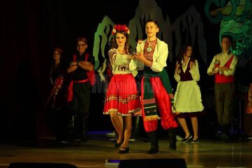 Balul Bobocilor organizat de Colegiul Național „Eudoxiu Hurmuzachi” din Rădăuți, un spectacol al diversității culturale