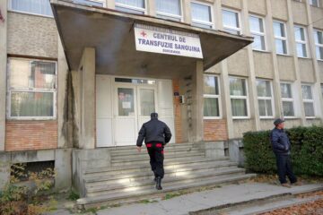 Zeci de donatori au luat ieri cu asalt Centrul de Transfuzie din Suceava pentru a-i ajuta pe cei aflați în suferință, după incendiul din clubul Colectiv