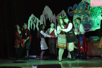 Balul Bobocilor organizat de Colegiul Național „Eudoxiu Hurmuzachi” din Rădăuți, un spectacol al diversității culturale