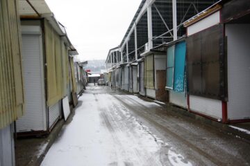 Chioșcurile de pe aleea dintre platformele modernizate trebuiau mutate încă de acum zece luni