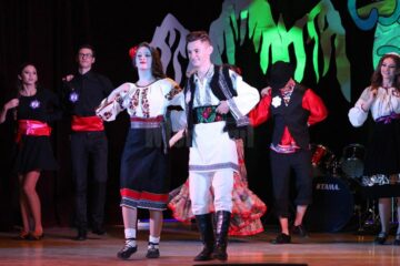 Balul Bobocilor organizat de Colegiul Național „Eudoxiu Hurmuzachi” din Rădăuți, un spectacol al diversității culturale