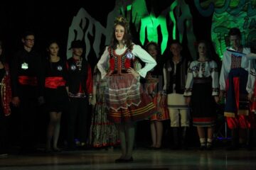 Balul Bobocilor organizat de Colegiul Național „Eudoxiu Hurmuzachi” din Rădăuți, un spectacol al diversității culturale