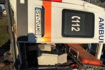 Ambulanța răsturnată pe drumul dintre Părhăuți și Costâna