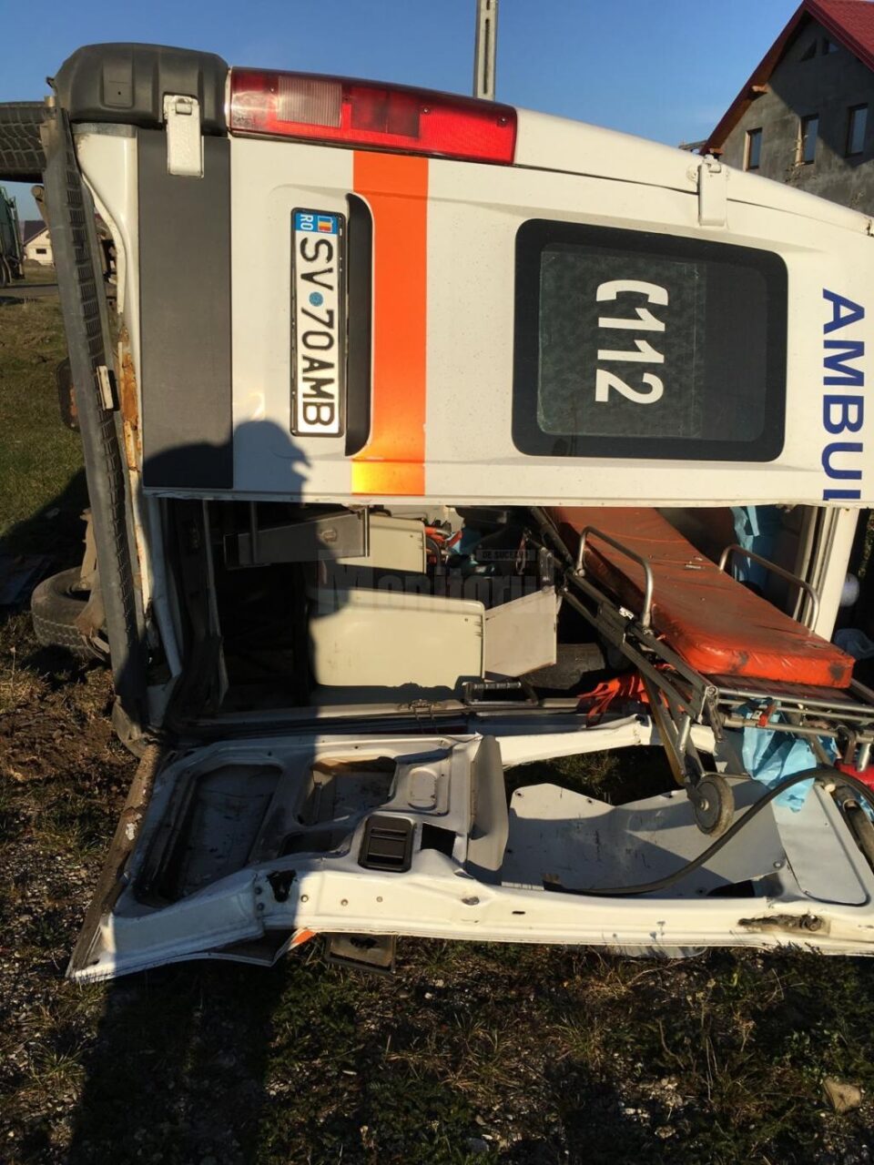 Ambulanța răsturnată pe drumul dintre Părhăuți și Costâna