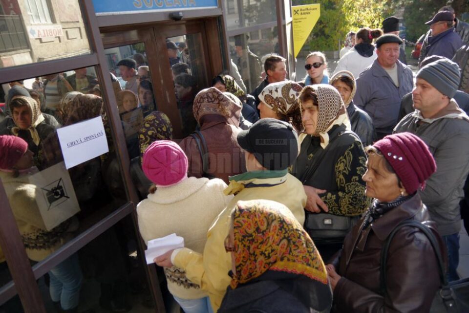 Salariații Finanțelor Suceava au intrat ieri în grevă