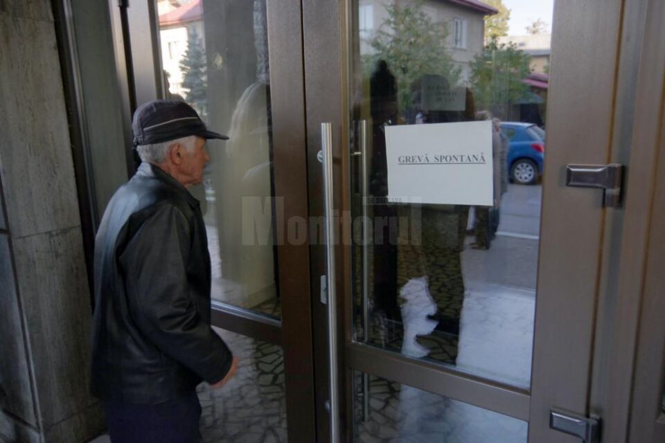 Salariații Finanțelor Suceava au intrat ieri în grevă