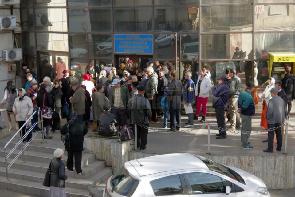 Salariații Finanțelor Suceava au intrat ieri în grevă