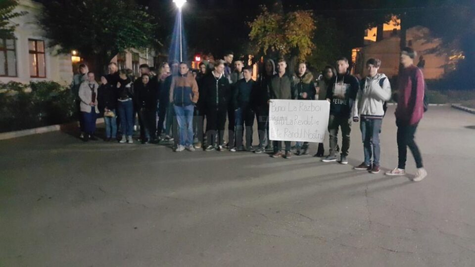 Tinerii au ieșit în stradă și la Fălticeni