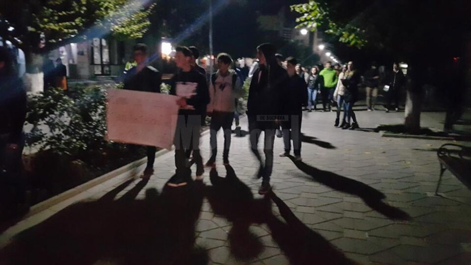 Tinerii au ieșit în stradă și la Fălticeni