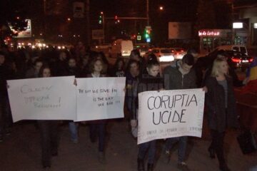 Tinerii s-au adunat într-un marș de doliu prin oraș