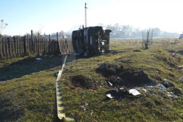 Ambulanța a părăsit drumul și s-a răsturnat în preajma unui gard