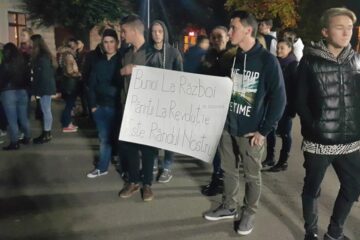 Aproximativ 30 de tineri au participat aseară, începând cu ora 19,00, la un marș pe traseul Piața “Nada Florilor” – Primăria municipiului Fălticeni