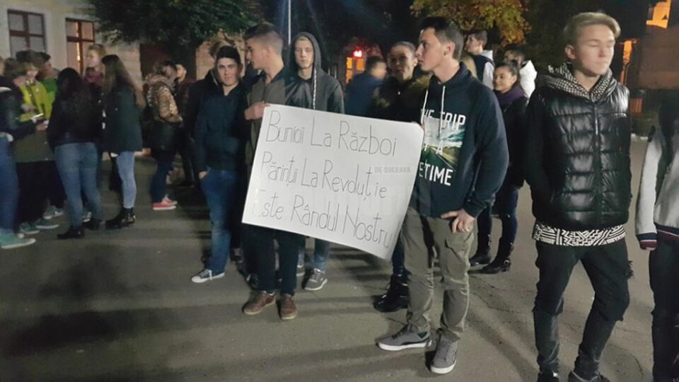 Aproximativ 30 de tineri au participat aseară, începând cu ora 19,00, la un marș pe traseul Piața “Nada Florilor” – Primăria municipiului Fălticeni Aproximativ 30 de tineri au participat aseară, începând cu ora 19,00, la un marș pe traseul Piața “Nada Florilor” – Primăria municipiului Fălticeni