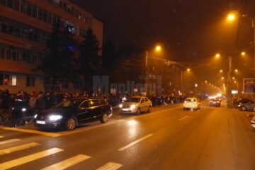 Aproape 1.000 de oameni au fost pe stradă și vineri seară