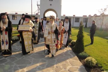 Delegația Patriarhiei, condusă de Preasfințitul Episcop – Vicar Varlaam Ploieșteanul, care a adus racla cu moaștele Sfântului Ioan Gură de Aur la Mănăstirea Intrarea Maicii Domnului în Biserică