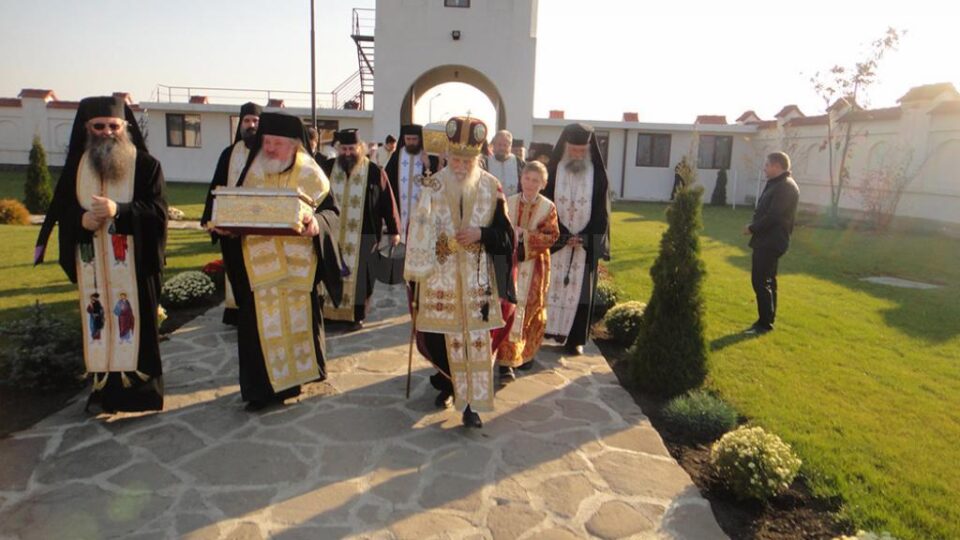 Delegația Patriarhiei, condusă de Preasfințitul Episcop – Vicar Varlaam Ploieșteanul, care a adus racla cu moaștele Sfântului Ioan Gură de Aur la Mănăstirea Intrarea Maicii Domnului în Biserică Delegația Patriarhiei, condusă de Preasfințitul Episcop – Vicar Varlaam Ploieșteanul, care a adus racla cu moaștele Sfântului Ioan Gură de Aur la Mănăstirea Intrarea Maicii Domnului în Biserică