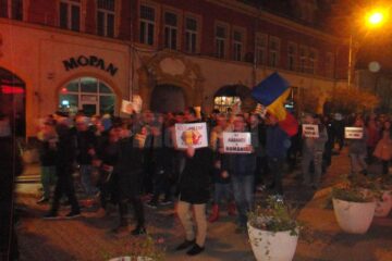 Peste cinci sute de rădăuțeni au manifestat ieri seară în zona centrală a municipiului Rădăuți