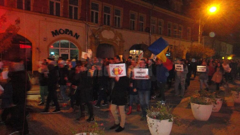 Peste cinci sute de rădăuțeni au manifestat ieri seară în zona centrală a municipiului Rădăuți Peste cinci sute de rădăuțeni au manifestat ieri seară în zona centrală a municipiului Rădăuți
