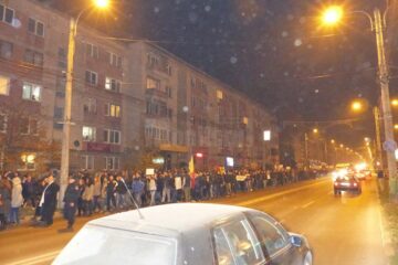 Aproape 1.500 de suceveni au protestat aseară în fața primăriei și prin întreg orașul