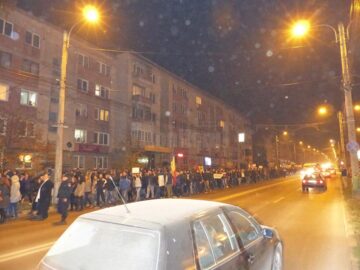 Aproape 1.500 de suceveni au protestat aseară în fața primăriei și prin întreg orașul