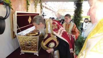 Racla a fost așezată spre închinare credincioșilor care vor participa mâine la sfințirea Mănăstirii Intrarea Maicii Domnului în Biserică