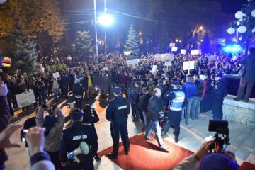 Aproape 1.500 de suceveni au protestat aseară în fața primăriei și prin întreg orașul